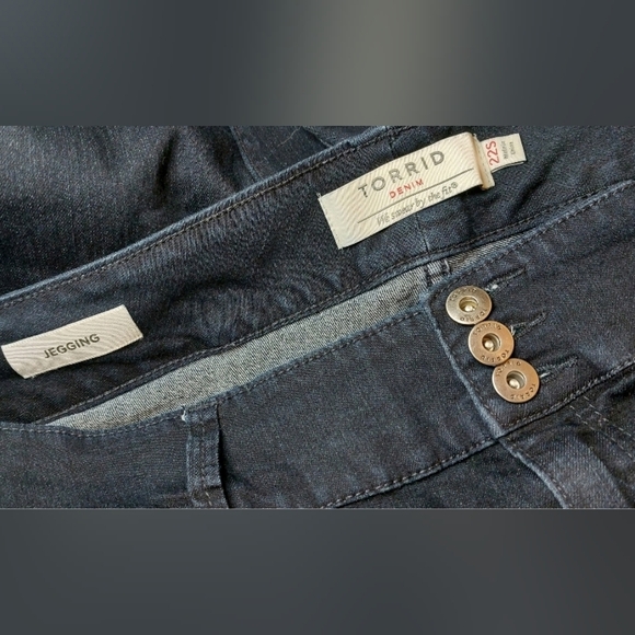 Torrid Dark Wash Button Front Jeggings size 22S Jeans Denim Stretch Soft Comfy - Picture 5 of 10